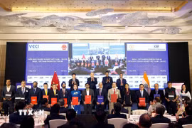 Tổng Bí thư, Chủ tịch nước Tô Lâm và Thủ hiến bang Maharashtra Devendra Fadnavis chứng kiến lễ trao các thỏa thuận hợp tác giữa 2 nước. (Ảnh: Thống Nhất/TTXVN)