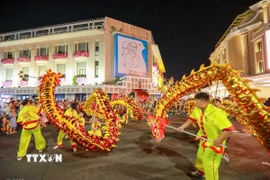 Lễ rước đèn “Đêm hội Trăng Rằm” quanh khu vực Hồ Hoàn Kiếm. (Ảnh: Khánh Hòa/TTXVN)