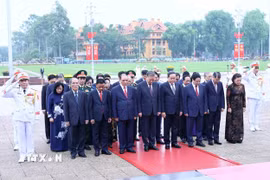 Đoàn Lãnh đạo Đảng, Nhà nước do Tổng Bí thư, Chủ tịch nước Tô Lâm dẫn đầu thành kính tưởng niệm Chủ tịch Hồ Chí Minh. (Ảnh: An Đăng/TTXVN)
