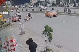Phản cảm nam thanh niên chạy xe máy ngược chiều, đâm liên tiếp vào 2 ôtô