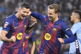 Robert Lewandowski tỏa sáng giúp Barcelona thu hẹp khoảng cách với Real Madrid. (Nguồn: AFP)