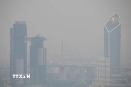 Khói mù ô nhiễm bao phủ bầu trời tại Bangkok, Thái Lan. (Ảnh: THX/TTXVN)