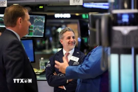 Giao dịch viên tại sàn chứng khoán New York, Mỹ. (Ảnh: THX/TTXVN)