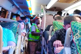 Bên trong chiếc xe chở quá 21 hành khách so với quy định. (Ảnh: TTXVN phát)