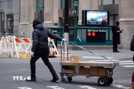 Nhân viên giao hàng làm việc tại New York, Mỹ. (Ảnh: THX/TTXVN)