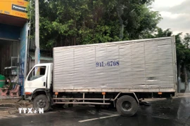 Xe ôtô gây tai nạn tại hiện trường. (Ảnh: TTXVN phát)