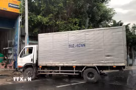 Xe ôtô gây tai nạn tại hiện trường. (Ảnh: TTXVN phát)