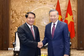 Tổng Bí thư, Chủ tịch nước Tô Lâm tiếp đồng chí Athsaphangthong Siphandone, Ủy viên Trung ương Đảng, Bí thư Thành ủy, Chủ tịch Hội đồng Nhân dân thủ đô Vientiane, Lào. (Ảnh: Thống Nhất/TTXVN)