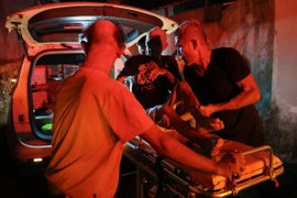 Một cụ ông được giải cứu trong vụ hỏa hoạn. (Nguồn: Reuters)