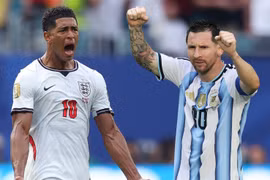 Jude Bellingham đối đầu Lionel Messi. (Ảnh: AFP/TTXVN)