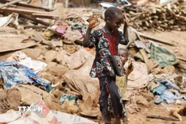 Căn nhà đổ sập do lũ quét tại thị trấn Mokwa, bang Niger, Nigeria ngày 31/5/2025. (Ảnh: Reuters/TTXVN)