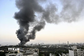 Khói bốc lên từ địa điểm ở Tehran, Iran sau cuộc tấn công của Israel ngày 16/6/2025. (Ảnh: Kyodo/TTXVN)