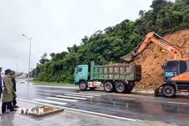 Lãnh đạo UBND đặc khu Cô Tô kiểm tra, chỉ đạo xử lý các điểm sạt lở tạm thời trên đặc khu Cô Tô. (Ảnh: TTXVN phát)
