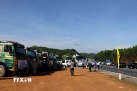 Các phương tiện máy móc sẵn sàng thi công Dự án mở rộng cao tốc Bắc-Nam phía Đông đoạn La Sơn-Hòa Liên. (Ảnh: Đỗ Trưởng/TTXVN)