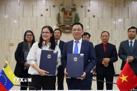 Lễ ký Bản ghi nhớ hợp tác giữa VUFO và Viện Simón Bolívar vì Hòa bình và Đoàn kết giữa các dân tộc (ISB). (Ảnh:TTXVN phát)