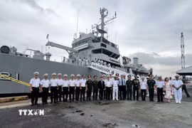 Đại diện Bộ tư lệnh Hải quân Việt Nam tại phía Nam, Sở Ngoại vụ Thành phố Hồ Chí Minh, Cục Đối ngoại-Bộ Quốc phòng cùng Đại tá Praveen Thomas, Chỉ huy trưởng tàu hải quân Ấn Độ Ins Darshak và thủy thủ đoàn chụp ảnh lưu niệm trong chuyến thăm Thành phố Hồ Chí Minh. (Ảnh: Thanh Vũ/TTXVN)