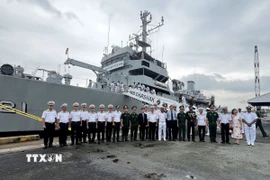 Đại diện Bộ tư lệnh Hải quân Việt Nam tại phía Nam, Sở Ngoại vụ Thành phố Hồ Chí Minh, Cục Đối ngoại-Bộ Quốc phòng cùng Đại tá Praveen Thomas, Chỉ huy trưởng tàu hải quân Ấn Độ Ins Darshak và thủy thủ đoàn chụp ảnh lưu niệm trong chuyến thăm Thành phố Hồ Chí Minh. (Ảnh: Thanh Vũ/TTXVN)