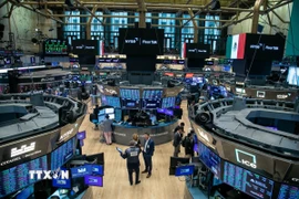 Giao dịch viên tại Sàn chứng khoán New York, Mỹ. (Ảnh: THX/TTXVN)