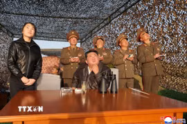 Nhà lãnh đạo Triều Tiên Kim Jong Un giám sát vụ thử tên lửa đạn đạo chiến thuật đất đối đất Hwasongpho-11 Ra., ngày 19/4/2026. (Ảnh: KCNA/TTXVN)