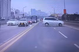 Tài xế phớt lờ quy định, cố tình quay đầu xe trên cầu Thăng Long
