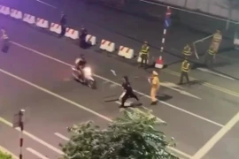 Nguyễn Bá Hoài Nam lái xe máy chở theo Nguyễn Văn Quân "thông chốt," lao thẳng vào đại úy Lê Đình Công. (Ảnh chụp màn hình)