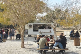 Thưởng thức càphê bên các xe càphê - agalot.