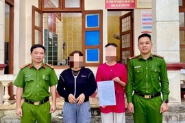 Chị Đ.T.V cùng gia đình đến trụ sở Công an xã Tuyên Phú gửi lá thư bày tỏ lòng biết ơn đến lực lượng Công an tỉnh Quảng Trị.