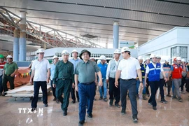 Thủ tướng Phạm Minh Chính kiểm tra thi công dự án Cảng hàng không quốc tế Long Thành (Đồng Nai). (Ảnh: Dương Giang/TTXVN)