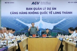 Thủ tướng Phạm Minh Chính làm việc với các đơn vị thi công dự án Cảng hàng không quốc tế Long Thành (Đồng Nai). (Ảnh: Dương Giang/TTXVN)