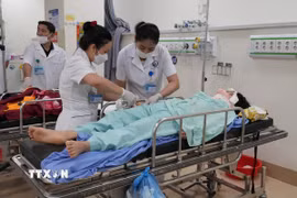Các bác sỹ Bệnh viện đa khoa Vĩnh Phúc khẩn trương cứu chữa nạn nhân vụ xe ôtô 29 chỗ mất phanh lao xuống vực Tam Đảo. (Ảnh: Nguyễn Thảo/TTXVN)
