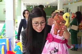 Phu nhân Thủ tướng, bà Lê Thị Bích Trân, tới thăm Trung tâm phúc lợi xã hội Dona Meca.