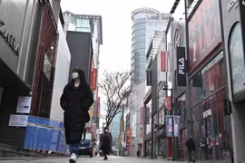 Người dân ở Seoul, Hàn Quốc. (Ảnh: AFP/TTXVN)