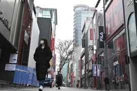 Người dân di chuyển trên phố ở Seoul, Hàn Quốc. (Ảnh: AFP/TTXVN)