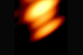 Lần đầu tiên phát hiện hình ảnh hai hố đen siêu khối lượng quay quanh nhau. (Nguồn: space)