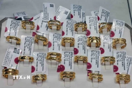 Vàng trang sức bày bán tại cửa hàng của Tập đoàn Vàng bạc đá quý Doji. (Ảnh: Trần Việt/TTXVN)