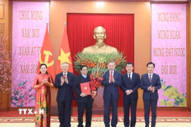 Tổng Bí thư Tô Lâm trao Quyết định thành lập Đảng bộ, tổ chức bộ máy, chức năng nhiệm vụ và chỉ định Bí thư, các Phó Bí thư Đảng ủy Chính phủ nhiệm kỳ 2020-2025. (Ảnh: Thống Nhất/TTXVN)