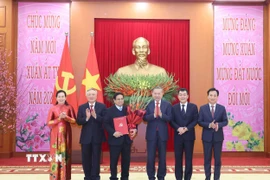 Tổng Bí thư Tô Lâm trao Quyết định thành lập Đảng bộ, tổ chức bộ máy, chức năng nhiệm vụ và chỉ định Bí thư, các Phó Bí thư Đảng ủy Chính phủ nhiệm kỳ 2020-2025. (Ảnh: Thống Nhất/TTXVN)