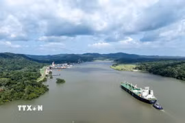 Con tàu di chuyển qua Kênh đào Panama ở Panama City, Panama. (Ảnh: THX/TTXVN)