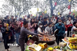 Du khách dâng hương chùa Hương Tích. (Ảnh: Công Tường/TTXVN)