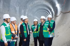 Thủ tướng Phạm Minh Chính kiểm tra công trường dự án, đoạn đường hầm ga S11 Văn Miếu. (Ảnh: Dương Giang/TTXVN)