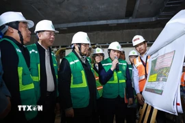 Thủ tướng Phạm Minh Chính kiểm tra tiến độ thi công Dự án tuyến đường sắt đô thị số 3, đoạn Nhổn-Ga Hà Nội. (Ảnh: Dương Giang/TTXVN)