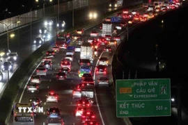 Dòng phương tiện ùn ùn trở lại Thủ đô. (Ảnh: Phạm Kiên/TTXVN)