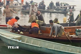 Lực lượng chức năng đã tìm thấy 6/6 nạn nhân mất tích trong vụ lật tàu. (Ảnh: TTXVN phát)