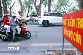 Lực lượng Cảnh sát giao thông kiểm tra nồng độ cồn. (Ảnh: Phạm Kiên/TTXVN)