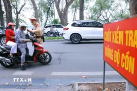 Lực lượng Cảnh sát giao thông kiểm tra nồng độ cồn. (Ảnh: Phạm Kiên/TTXVN)