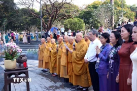 Lễ cầu siêu, tưởng niệm các nạn nhân đại dịch COVID-19 do Ủy ban Mặt trận Tổ quốc Việt Nam Thành phố tổ chức tại Công viên số 1 Lý Thái Tổ. (Ảnh: Xuân Khu/TTXVN)