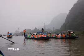 Du khách trẩy hội chùa Hương trên suối Yến. (Ảnh: Trần Việt/TTXVN)
