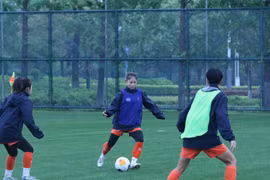 U17 nữ Việt Nam nỗ lực tập luyện trong giá lạnh tại Trung Quốc. (Nguồn: VFF)