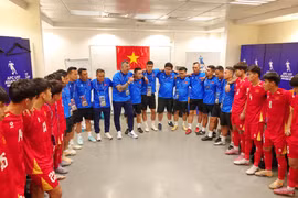 HLV Cristiano Roland động viên các cầu thủ U17 Việt Nam sau trận đấu. (Nguồn: VFF)