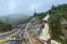 Mưa bão làm taluy dương đèo An Khê sạt lở, gây nguy hiểm cho người tham gia giao thông. (Ảnh: Sỹ Thắng/TTXVN)
